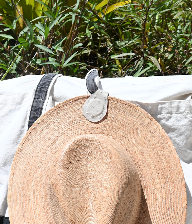Circular Magnetic Hat Clip in Off-White