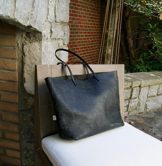 Mary Style Tote in Edged Black