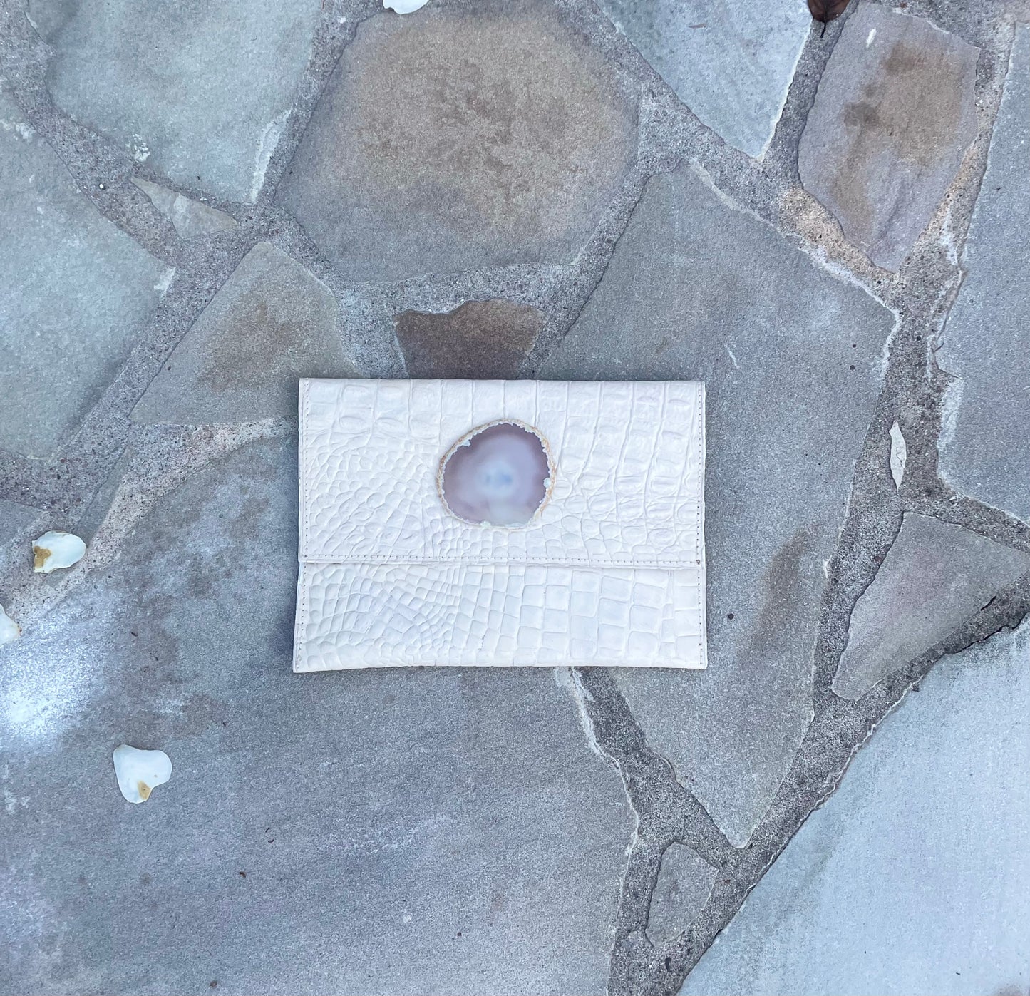 Rosa Style Clutch in Off-White with Circular Agate Stone